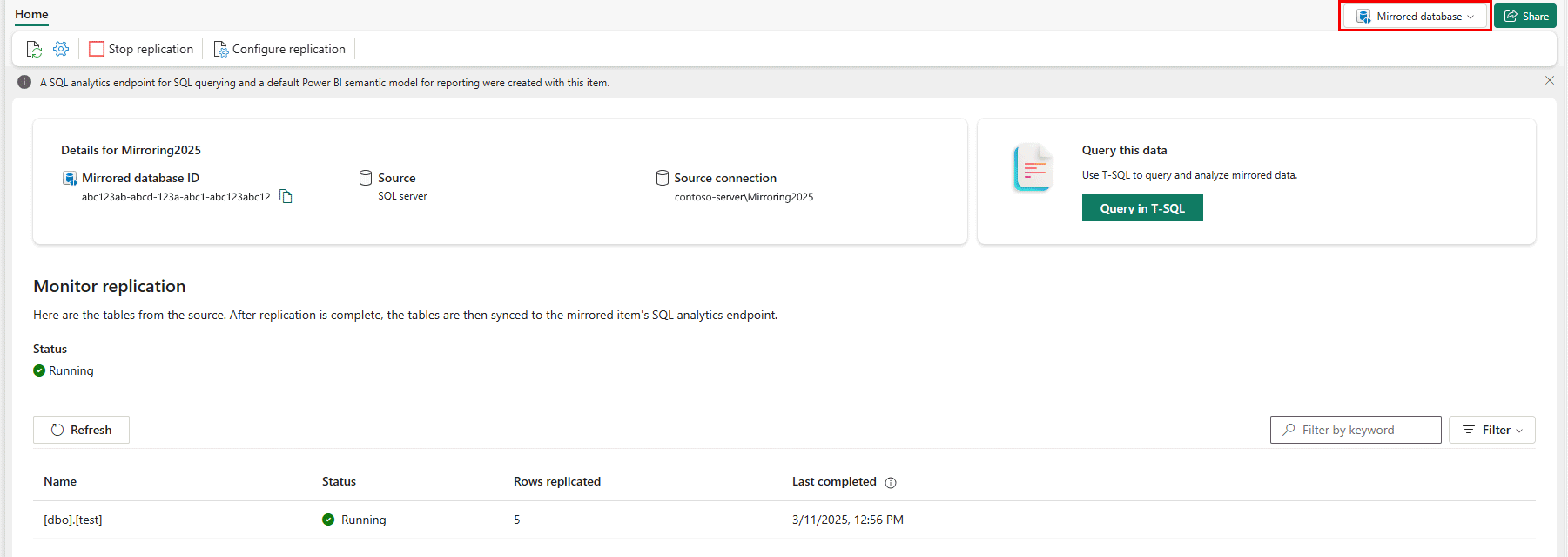 Screenshot des Fabric-Portals mit dem Monitorreplikationsstatus der neuen gespiegelten SQL Server-Datenbank.