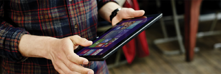 Benutzer, der mit Tablet interagiert, mithilfe von Toucheingaben