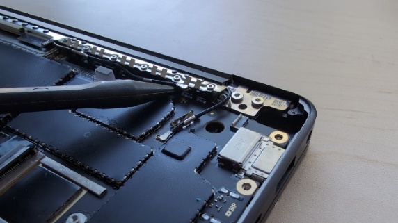 Screenshot that shows detaching the coax lid using a nylon spudger.