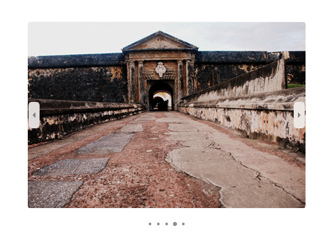 Un PipsPager con cinco puntos horizontales debajo de un álbum de fotos FlipView. Se ha seleccionado el tercer punto, lo que indica la tercera página de contenido.