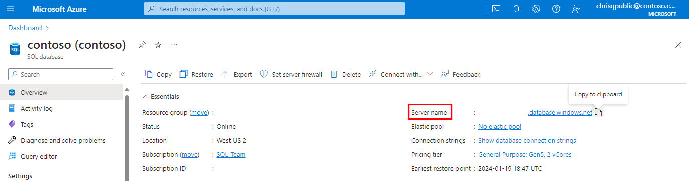 サーバー名が強調表示されている Azure portal のデータベースの概要ページのスクリーンショット。