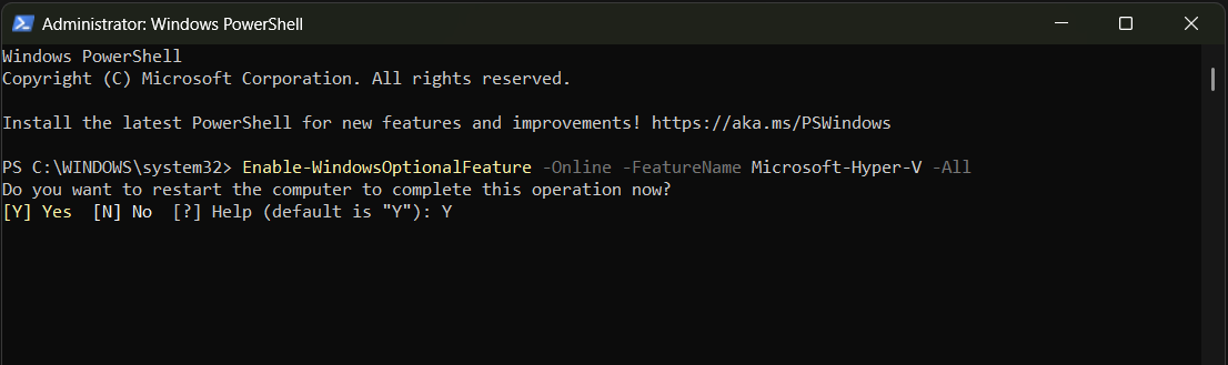 Schermopname van het PowerShell-venster nadat u de opdracht hebt uitgevoerd om Hyper-V in te schakelen.