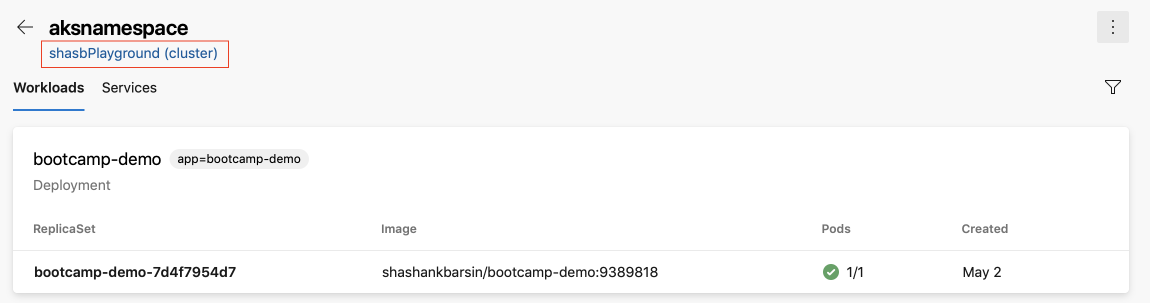 Link do klastra usługi Azure Kubernetes Service w widoku zasobów środowisk Kubernetes. Zrzut ekranu przedstawiający widok zasobów w środowisku Kubernetes z wywołanym linkiem do klastra usługi Azure Kubernetes Service.