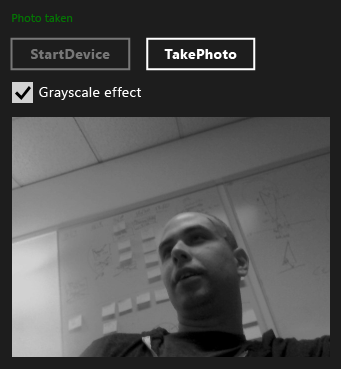 Zrzut ekranu przedstawiający aplikację MediaCapture przechwytując zdjęcie.
