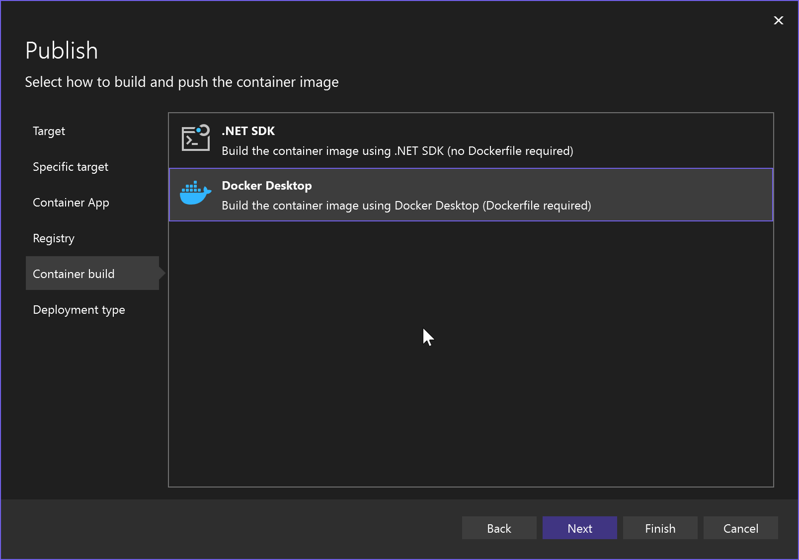 Zrzut ekranu przedstawiający wybieranie typu kompilacji kontenera z wybraną pozycją Docker Desktop.