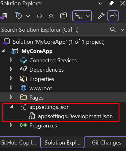 Na zrzucie ekranu pokazano, że appsettings.json jest wybrane i rozwinięte, co uwidacznia appsettings.Development.jsonw Eksploratorze Rozwiązań w programie Visual Studio.