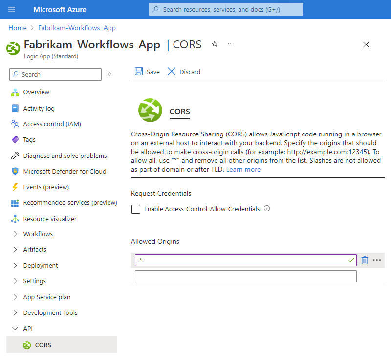 A captura de tela mostra o portal do Azure com o recurso de aplicativo lógico padrão implantado. No menu de recursos, CORS é selecionado com uma nova entrada para Origens permitidas definida como o caractere curinga *.