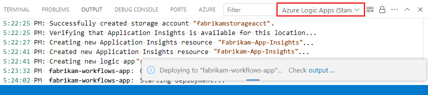 A captura de tela mostra a Janela de Saída e a lista de escopo com o Azure Logic Apps Standard selecionado, juntamente com o progresso e os estados da implementação.