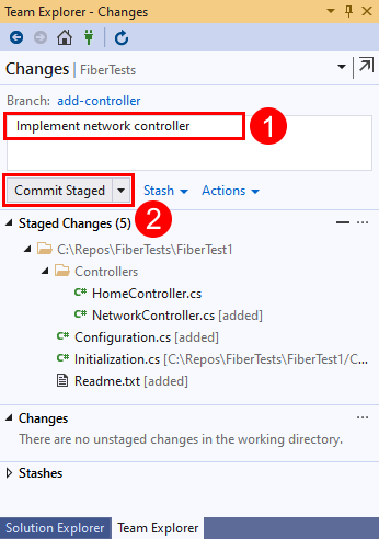 Captura de ecrã do texto da mensagem de commit e do botão 'Commit Staged' no Visual Studio 2019.