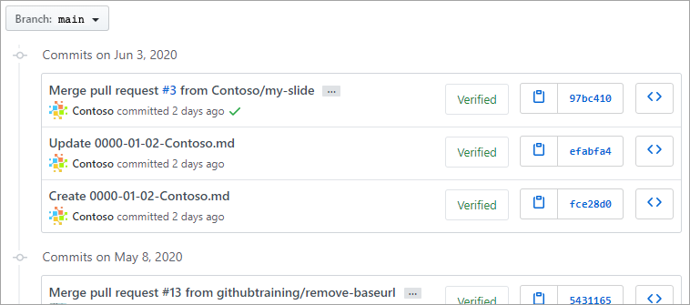 Uma captura de ecrã de uma lista de commits do GitHub para uma ramificação principal.