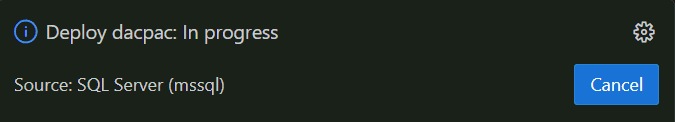 สกรีนช็อตจาก Visual Studio Code ที่แสดงการแจ้งเตือนการปรับใช้ dacpac: อยู่ระหว่างดําเนินการ