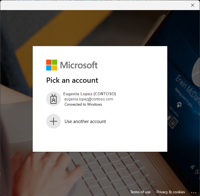 这是一个屏幕截图，显示了在使用启用代理的 InteractiveBrowserCredential 实例对用户进行身份验证时，Windows 登录体验的情况。